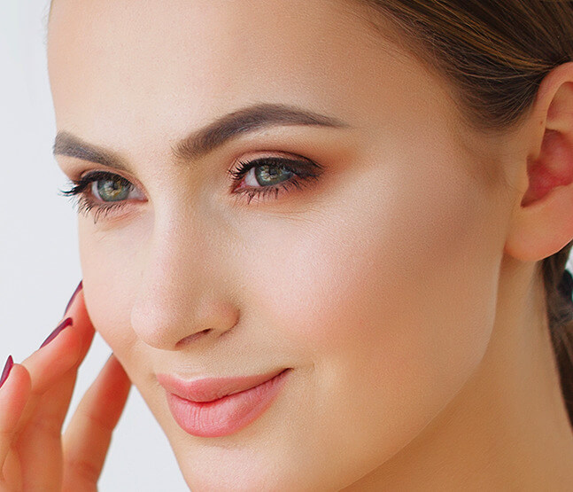 Frau mit definierter Kinn- und Halslinie als Symbolbild für Facelift und Gesichtsstraffung