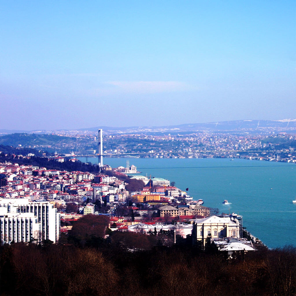 Panoramablick über Istanbul und den Bosporus als beliebtes Ziel für Schönheitsoperationen in der Türkei