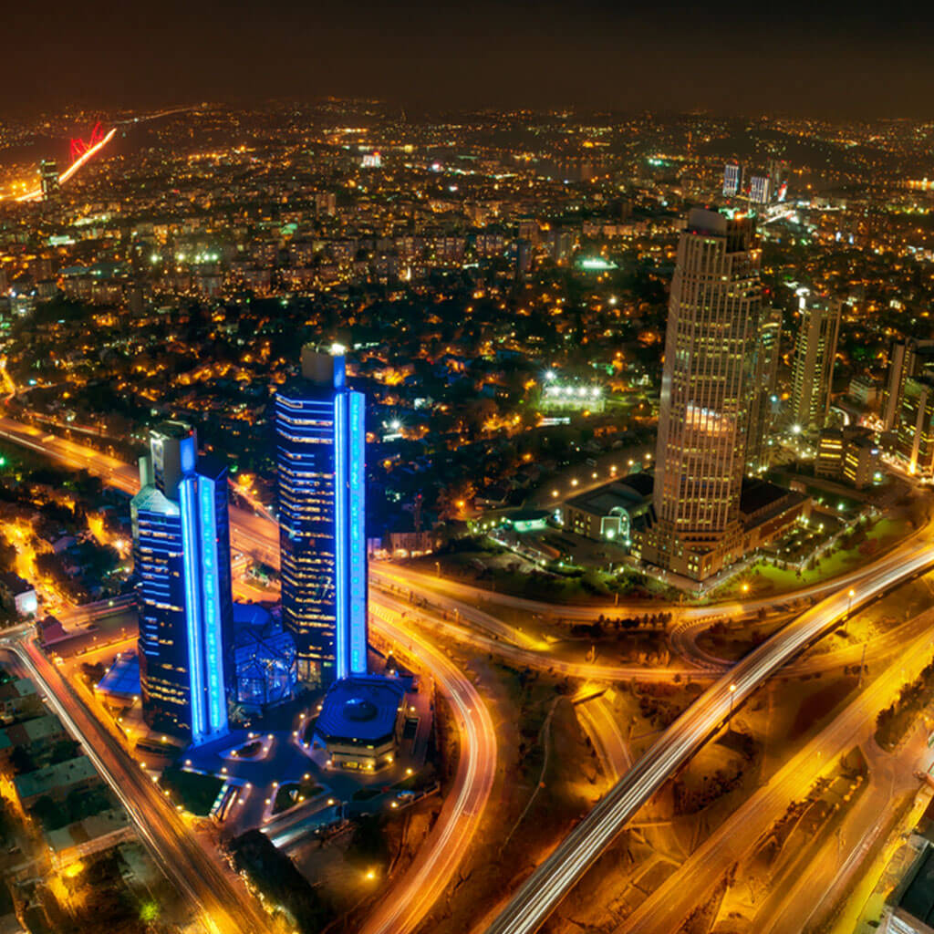 Skyline von Istanbul bei Nacht als internationales Zentrum für Schönheitsoperationen in der Türkei