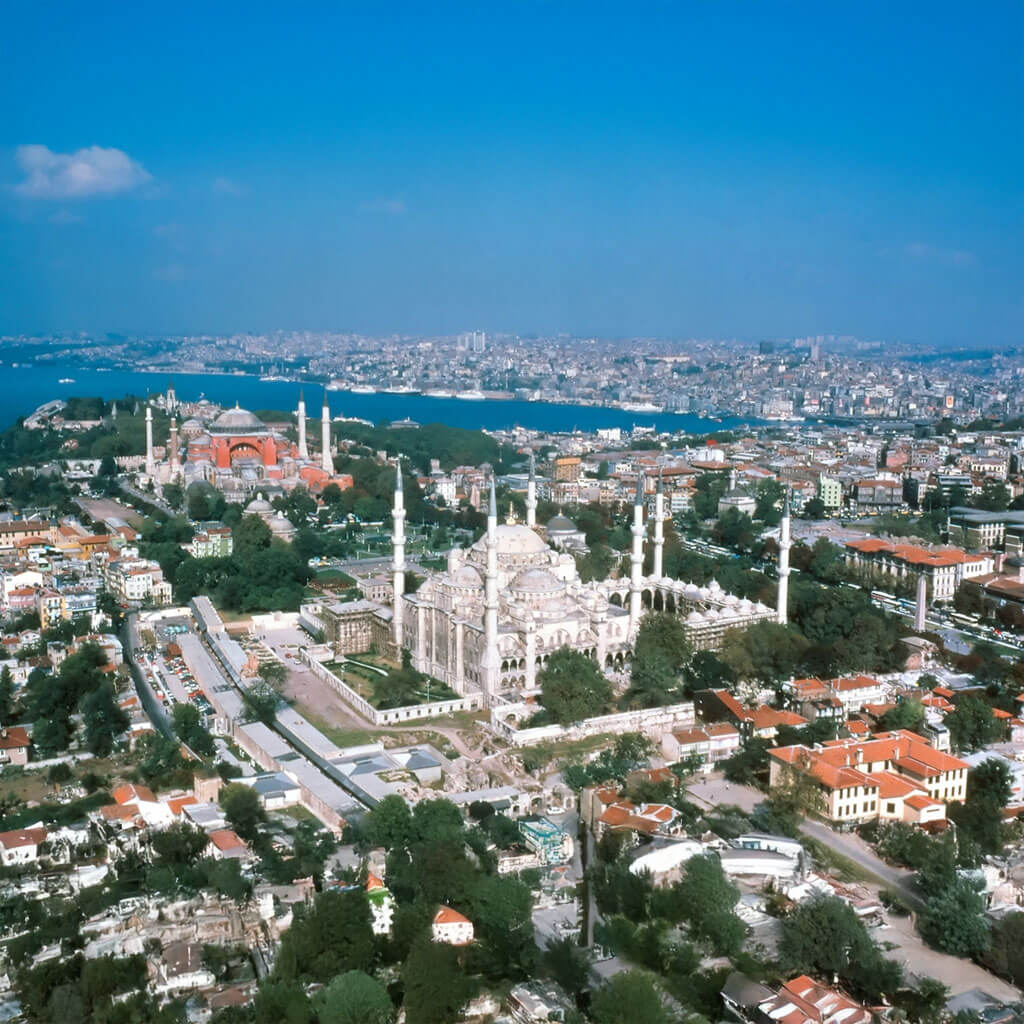 Historische Moscheen und Skyline von Istanbul als Standort moderner Kliniken für Schönheitsoperationen