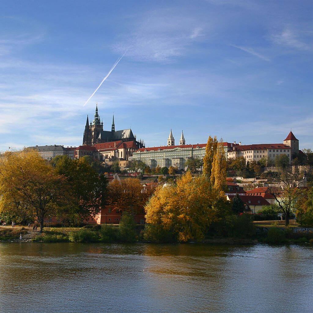 Panorama der Prager Burg und Altstadt von Prag als Standort für Schönheitsoperationen in Tschechien